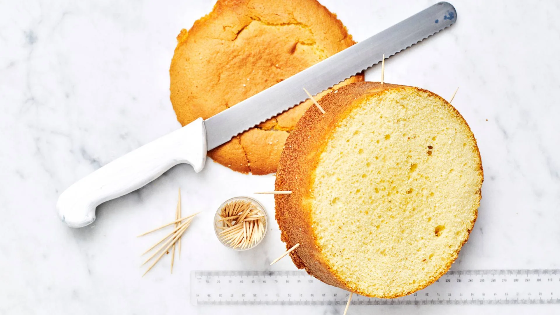 levelling and splitting a cake