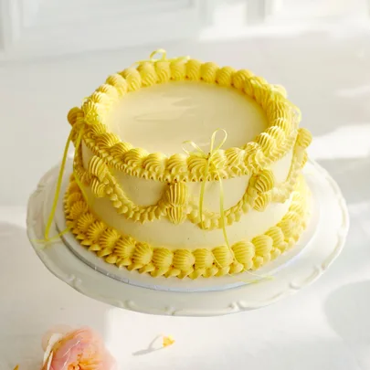 Vintage cake with apple & Swiss meringue buttercream
