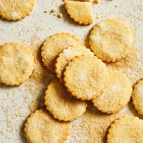 Round vanilla shortbread biscuits coated in sugar