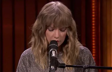 Taylor Swift Sang For Jimmy Fallon After He Revealed His Mum Had Passed Away