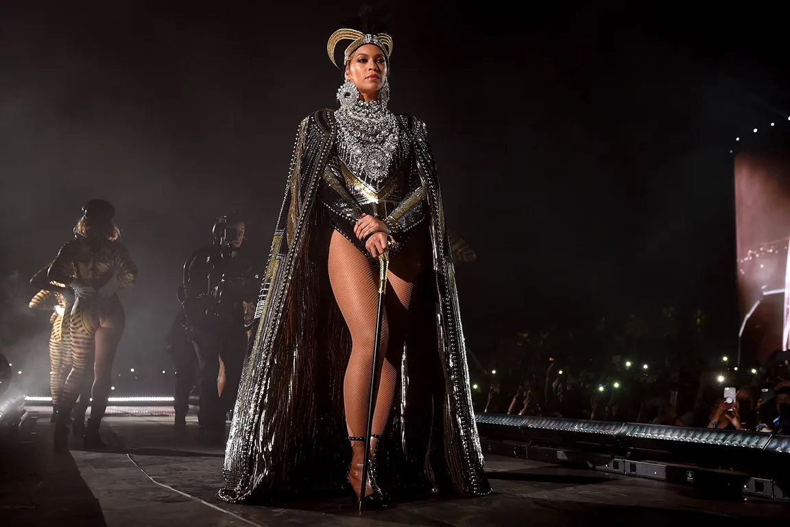 Beyonce Suffers Wardrobe Malfunction Onstage At Coachella