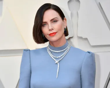 Charlize Theron Unveils A Stunning Chestnut Brown Bob At The Oscars 2019