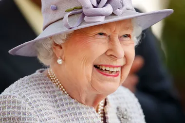 This Informal Photo Of The Queen With Her Hands In Her Pocket Is Very Controversial