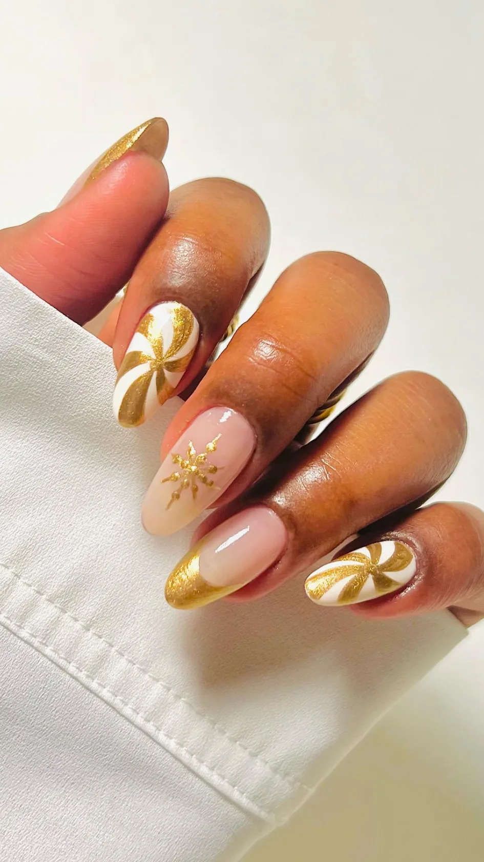 swirl gold Christmas nail art inspo