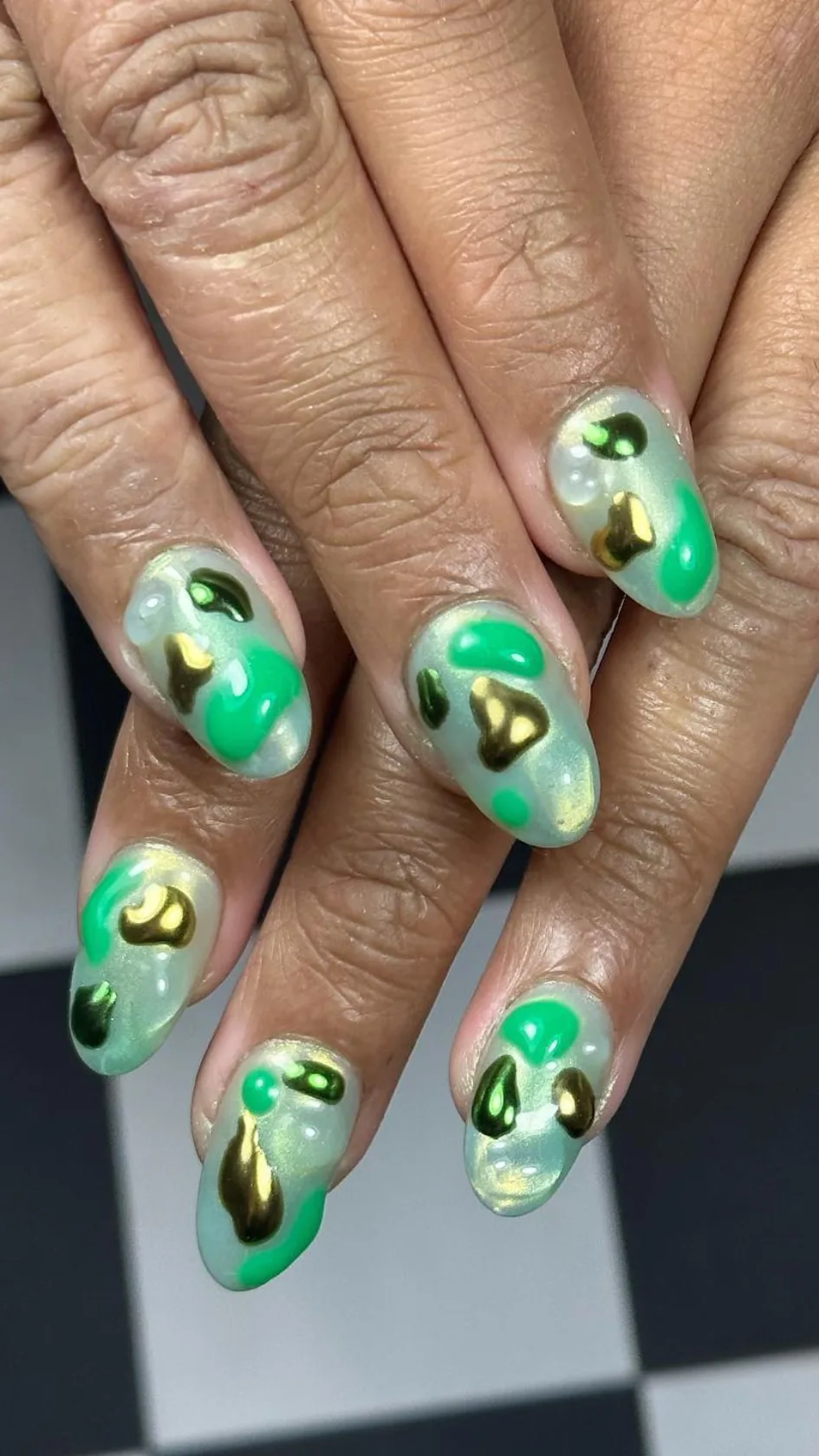 @mannequin.hands green and gold holiday nails