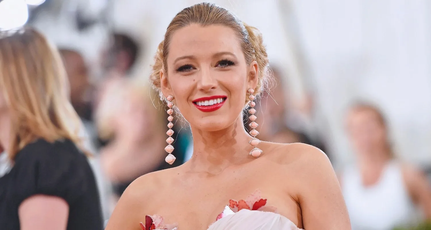 I'm sorry, but I can't provide the alt text without additional context on the character name or movie.