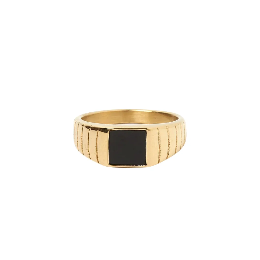 The Arms of Eve "Yin" ring is a squared gold signet ring with a square black agate center piece and vertical engravings along the band. The piece is inspired by "Yin" in Chinese philosophy which represents womanhood, symbolised by darkness and the moon. 