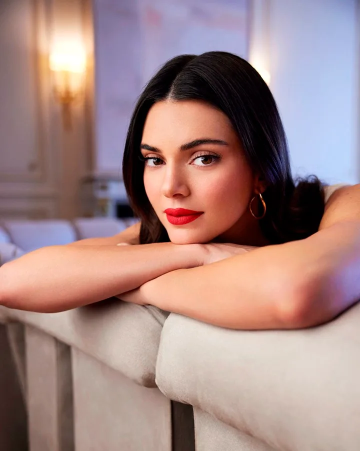 Kendall Jenner, in her new L’Oréal Paris campaign, shows the power of a longlasting bold lip.
