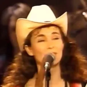 Laura Lynch sings with Dixie Chix wearing cowboy hat.