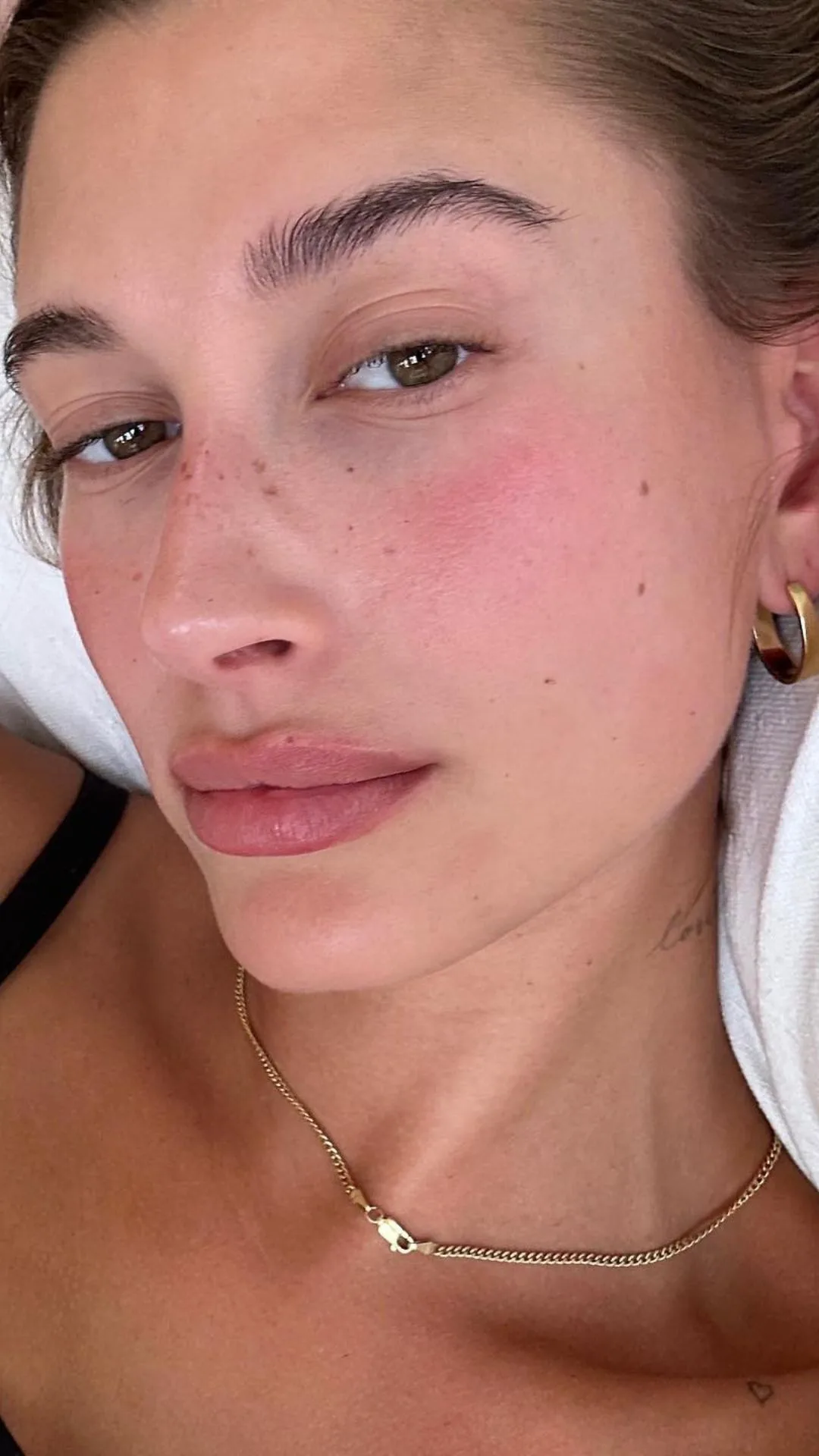 hailey-bieber-no-makeup