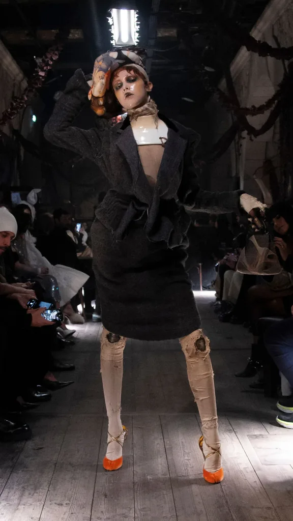 maison-margiela-artisnal-spring-2024-runway-gwendoline-christie