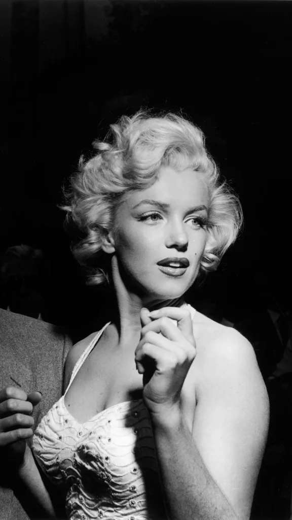 marilyn-monroe-effect-triangle-method-eye-contact