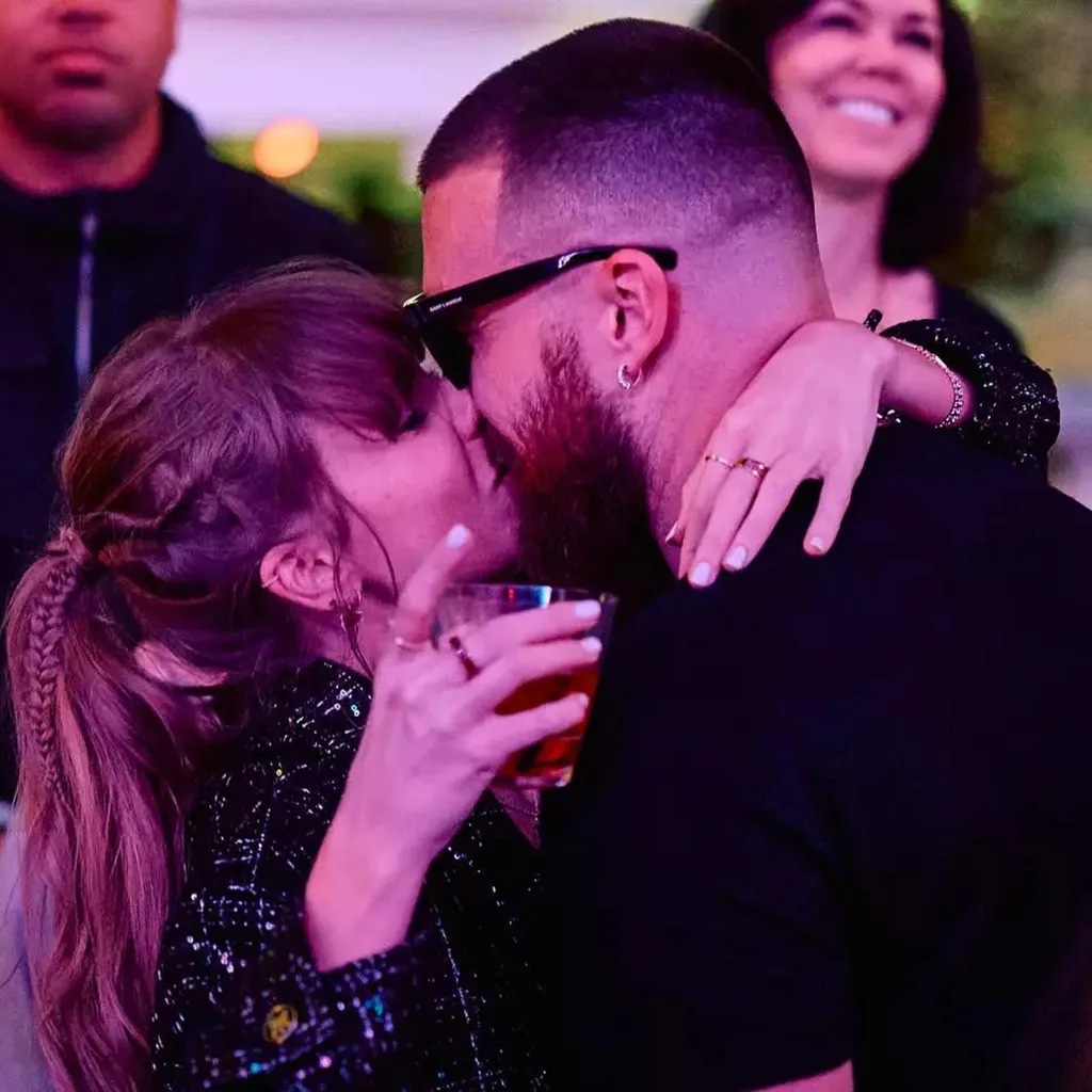 taylor-swift-travis-kelce-kiss-suoer-bowl-party