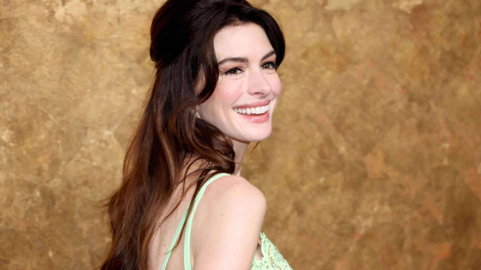anne-hathaway-miscarriage-play