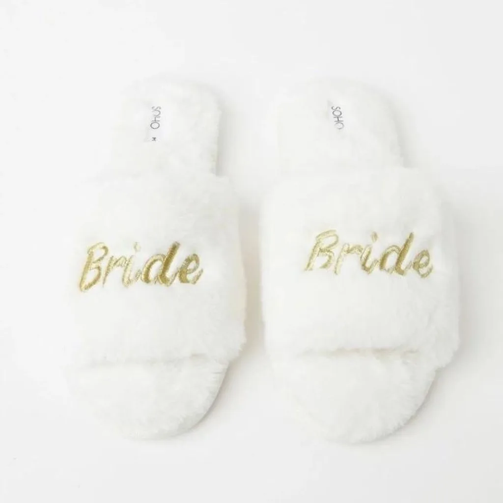 The bridal slippers to wear on your wedding day. 