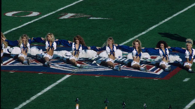The famnous jump splity at the The Dallas Cowboys cheerleaders perform prior to Super Bowl XXVII at the Rose Bowl on January 31, 1993 in Pasadena, California. The Dallas Cowboys defeated the Bills 52-17.