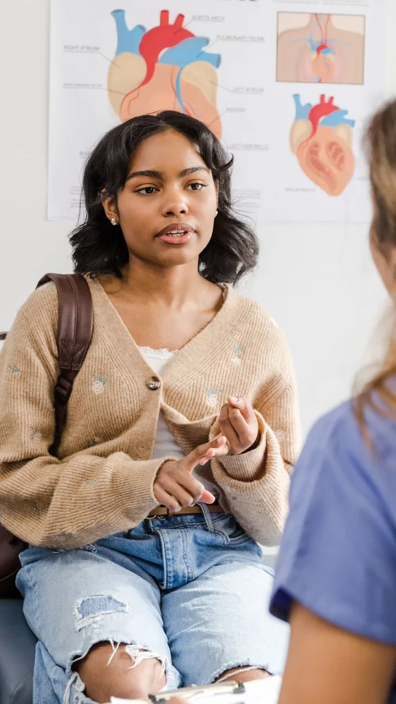 woman of colour explaining her medical problems to a doctor