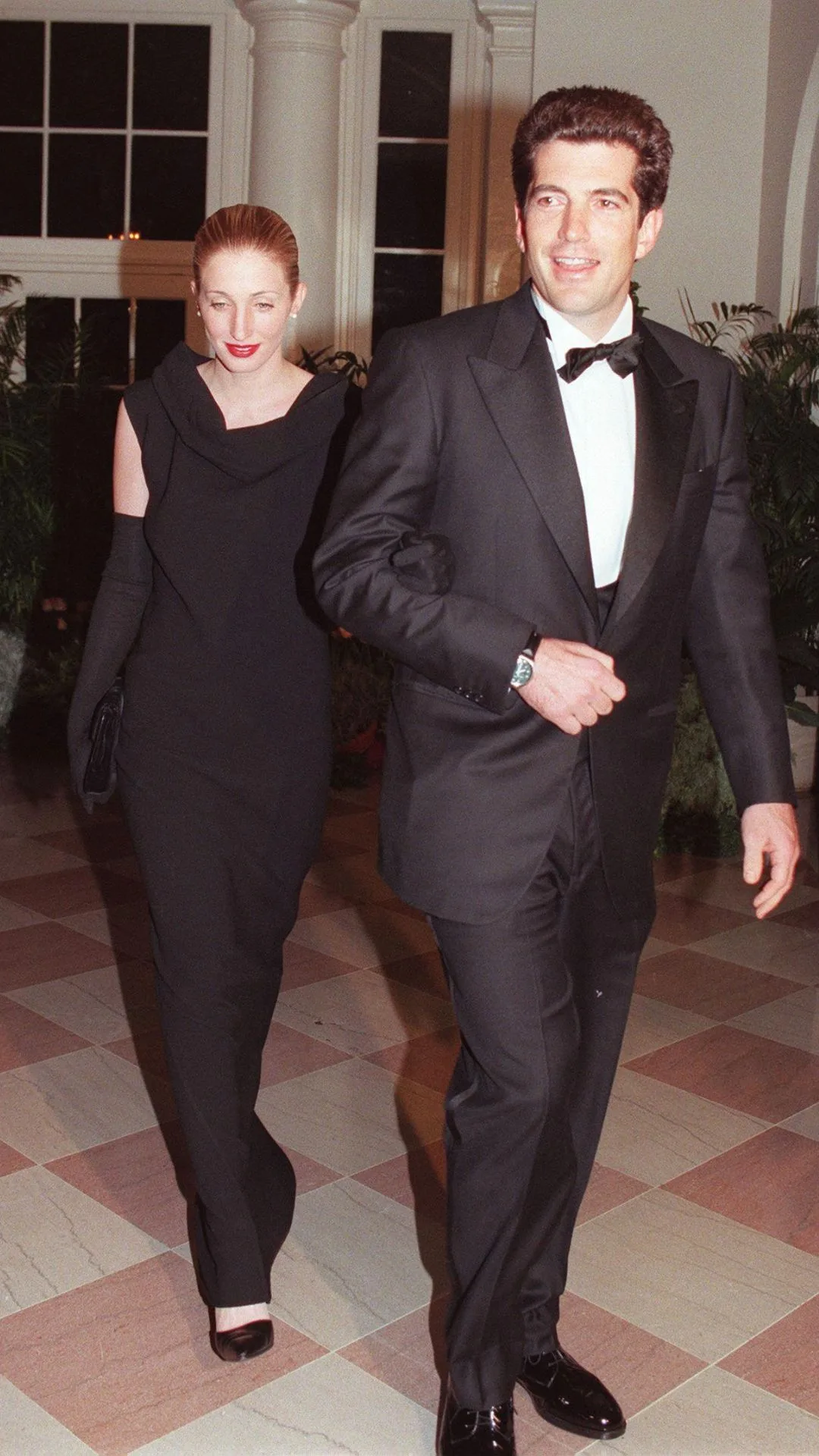 John F. Kennedy Jr and his wife Carolyn Bessette Kennedy (L) arrive at the White House 