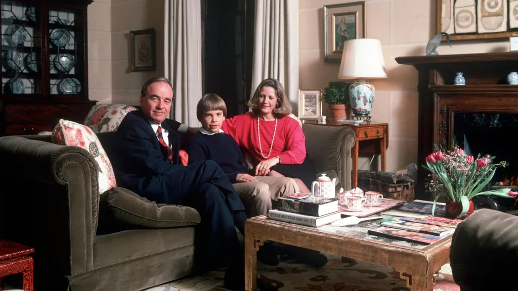 Rupert and Anna Murdoch sitting on a sofa with their son Lachlan at home in New York