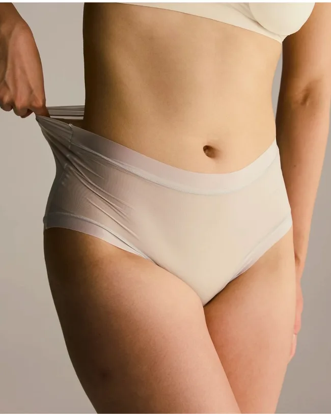 paire underwear under leggings