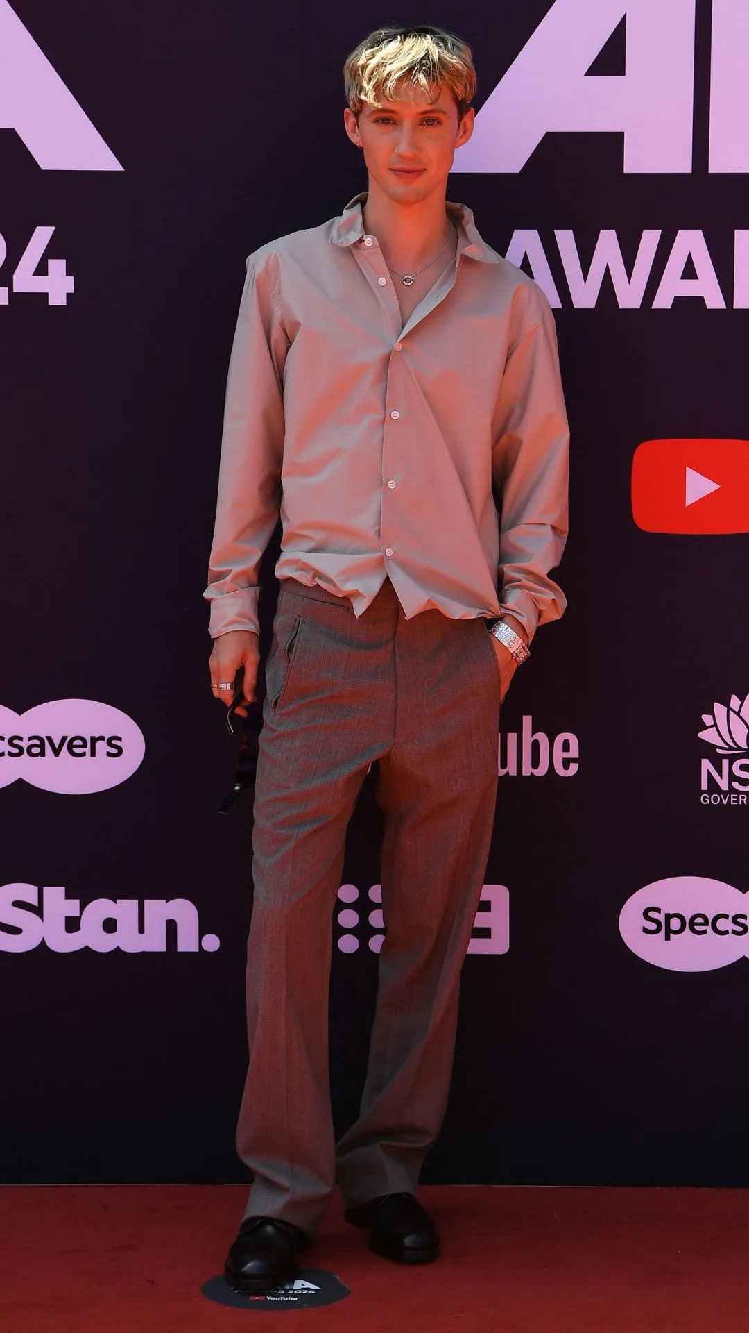 Troye Sivan arias red carpet