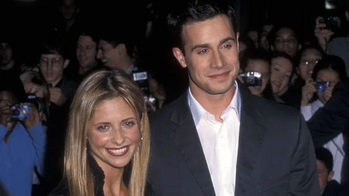 Sarah Michelle Gellar & Freddie Prinze Jr’s 24-Year Romance Began With A Failed Dinner Date 