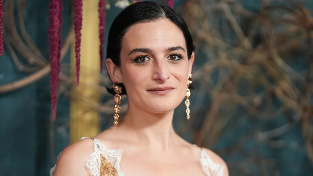 Actor Jenny Slate who played Justin Baldoni's sister in "It Ends With Us" has spoken out in defence of Blake Lively.