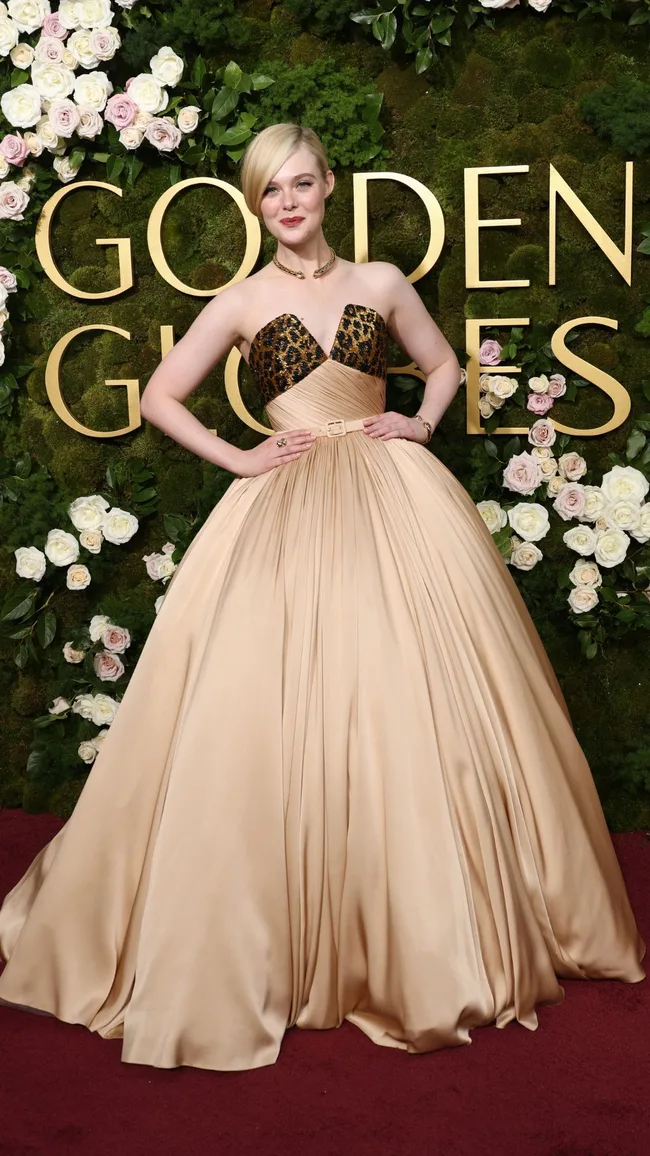 elle fanning golden globes red carpet