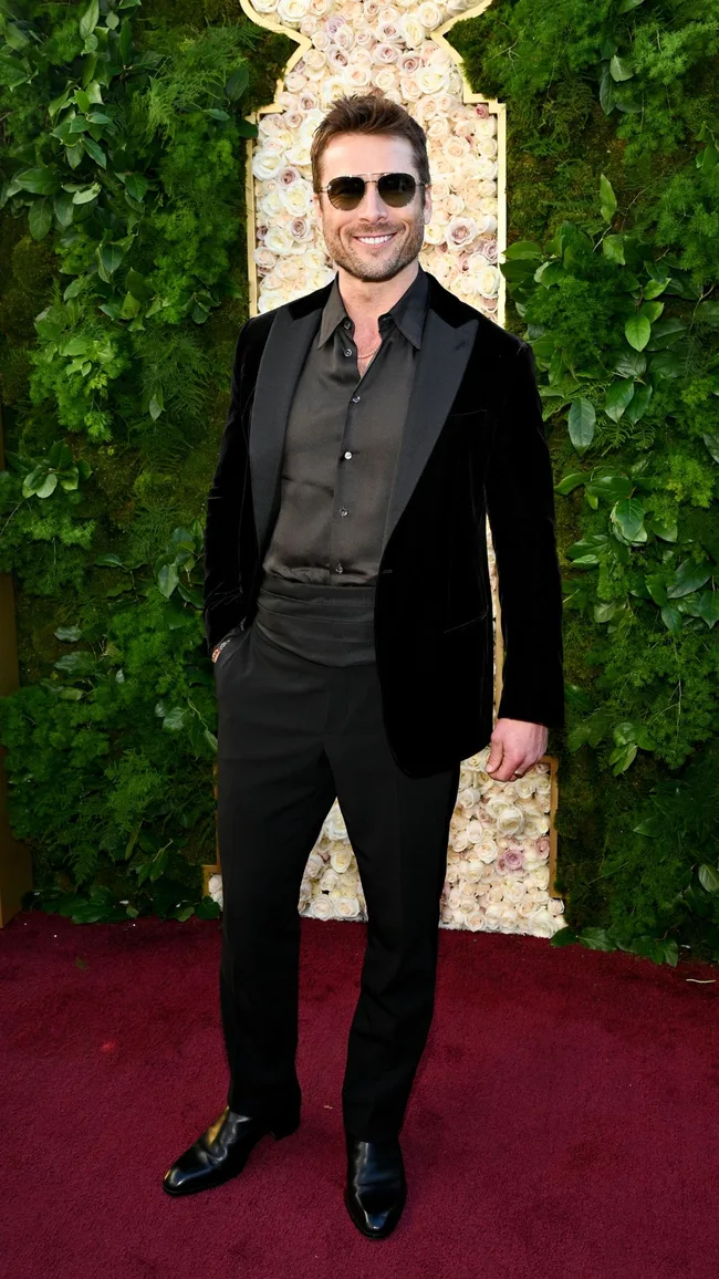 glen powell golden globes 2025 red carpet