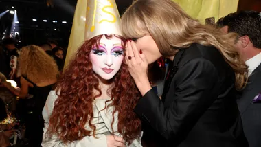 Taylor Swift whispering to Chappelle Roan
