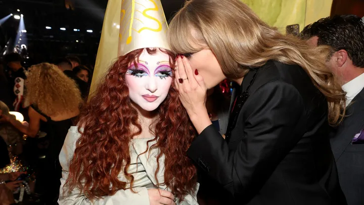 Taylor Swift whispering to Chappelle Roan