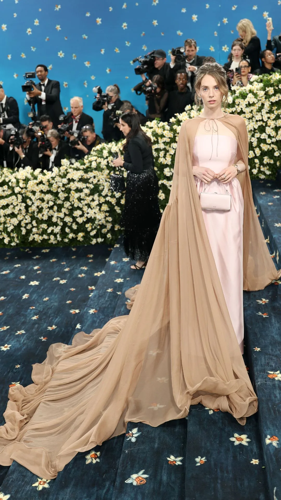 Maya Hawke met gala red carpet 2025