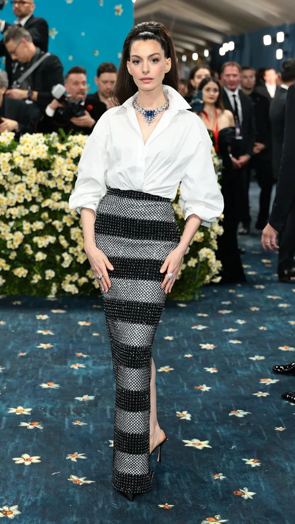 Anne Hathaway mat gala 2025