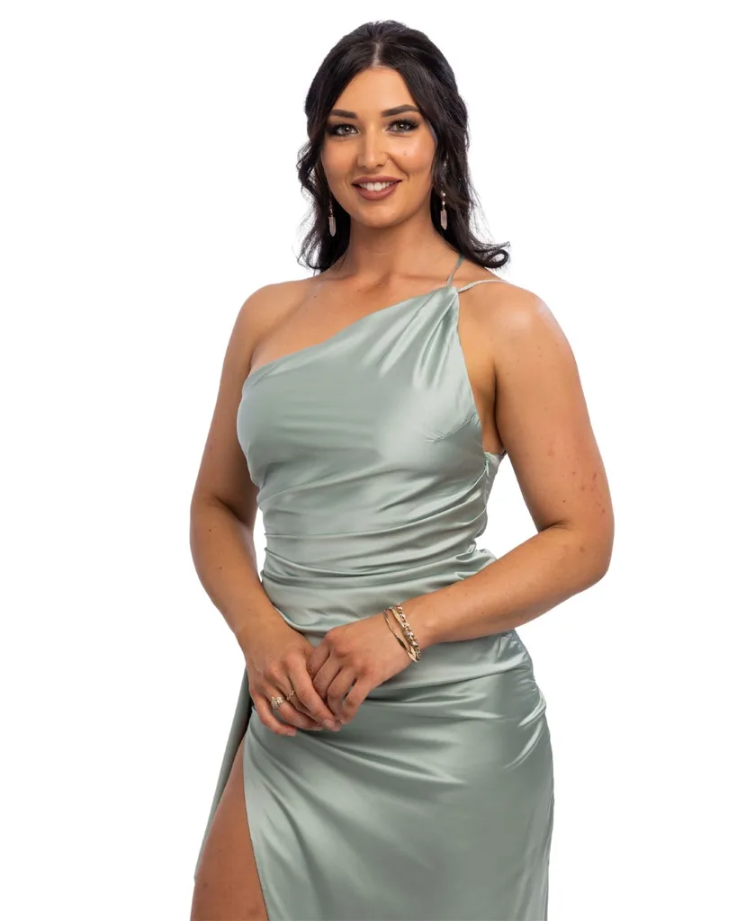 A brunette woman smiling