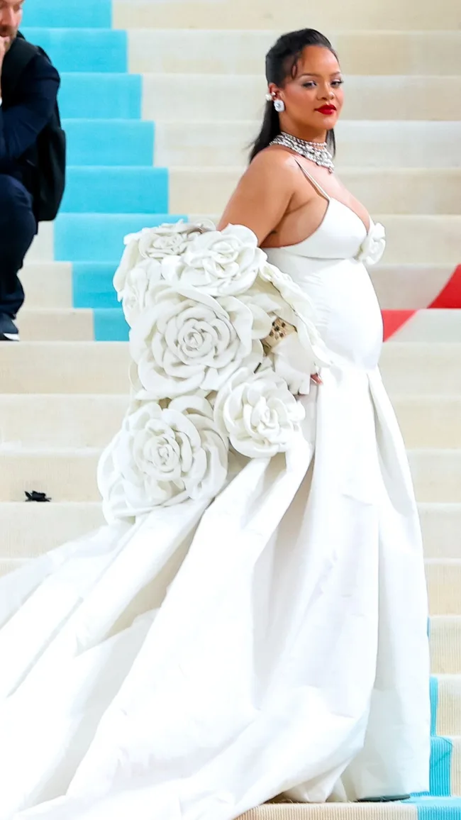 rihanna maternity style