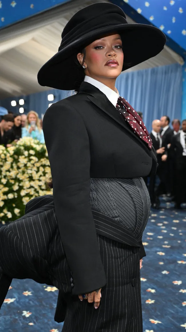 rihanna maternity style
