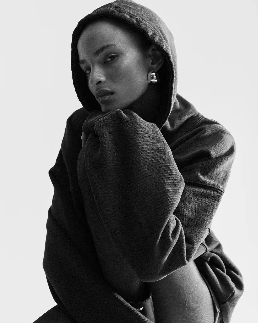 Première collection d'images de campagne du sens de zéro. Une femme portant un sweat à capuche, photographié en noir et blanc. 