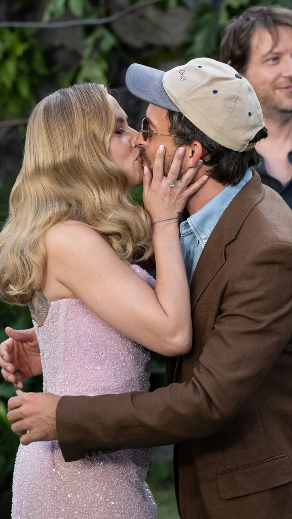 scarlett johansson kisses jonathan bailey jurassic world premiere