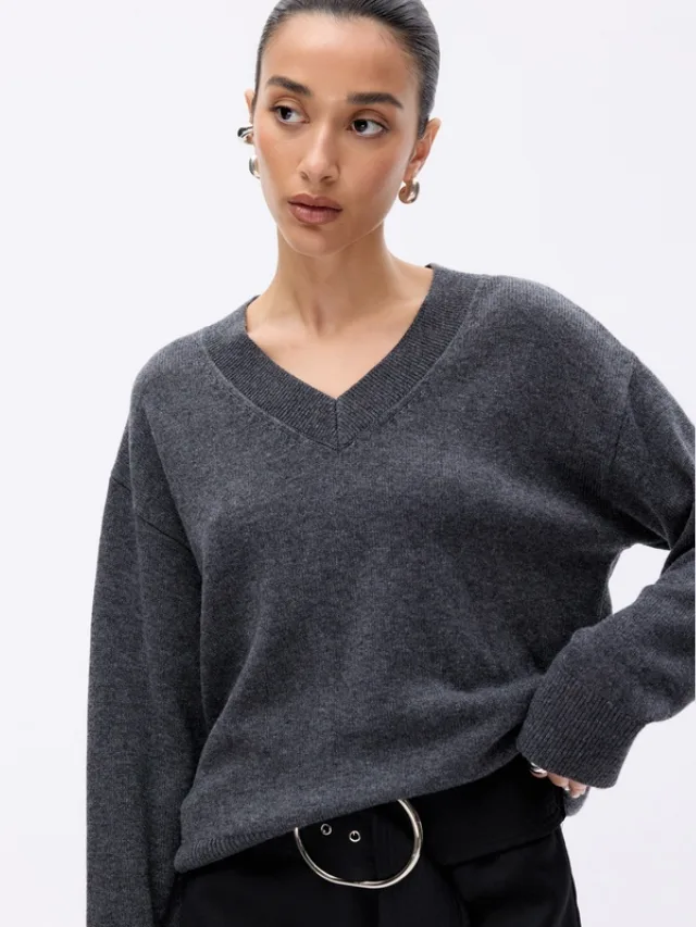Best Knitwear Brands_marie claire_MINIMA ESSENCIALS
Lorin Wool Cashmere V Neck