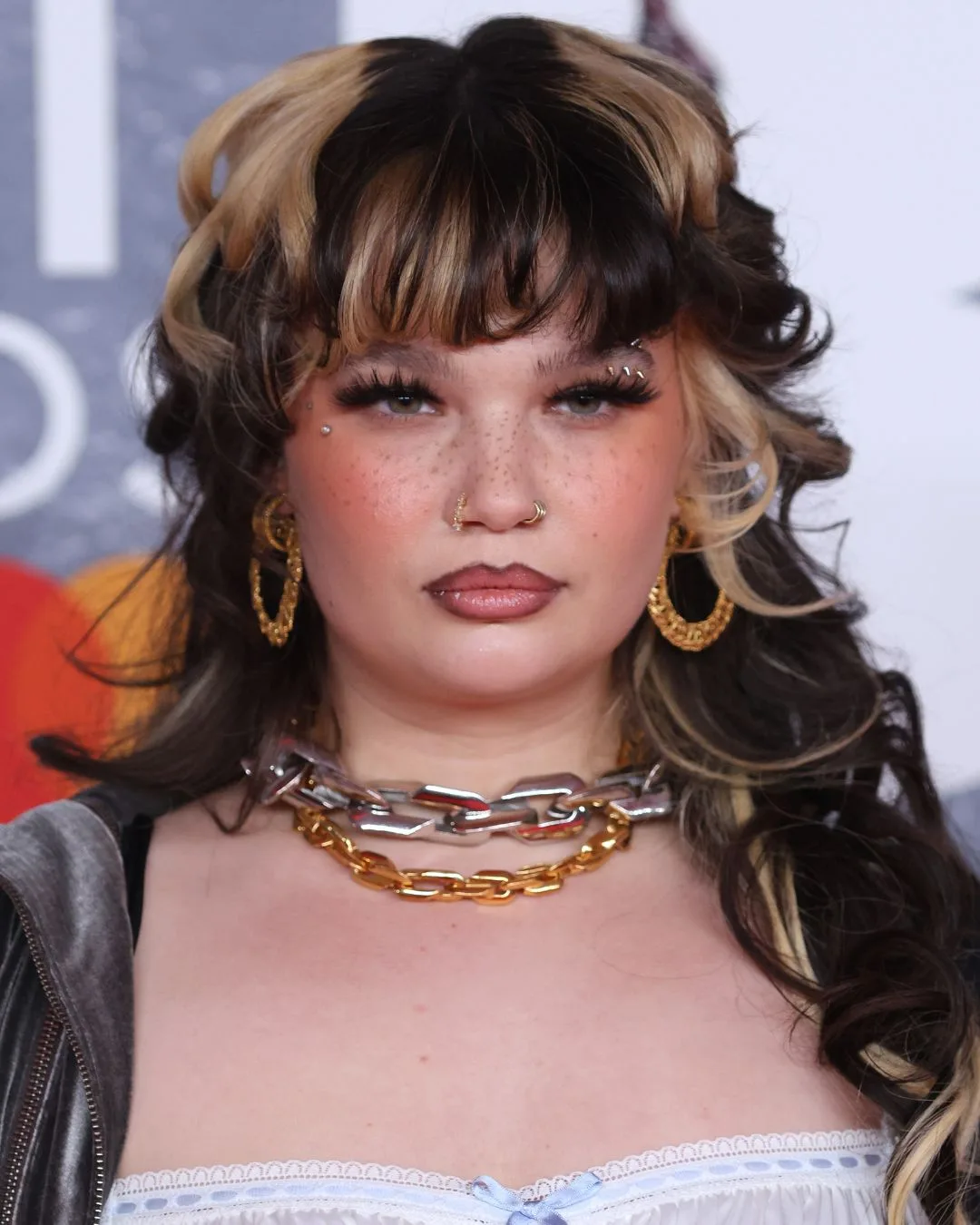 Lola Young round face shape