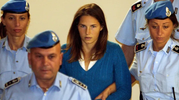 amanda knox arrested by Italian police wearing her blue jumper