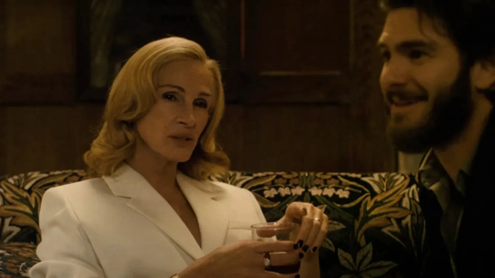 Julia Roberts & Andrew Garfield in the mysterious Ivy League thriller After The Hunt.