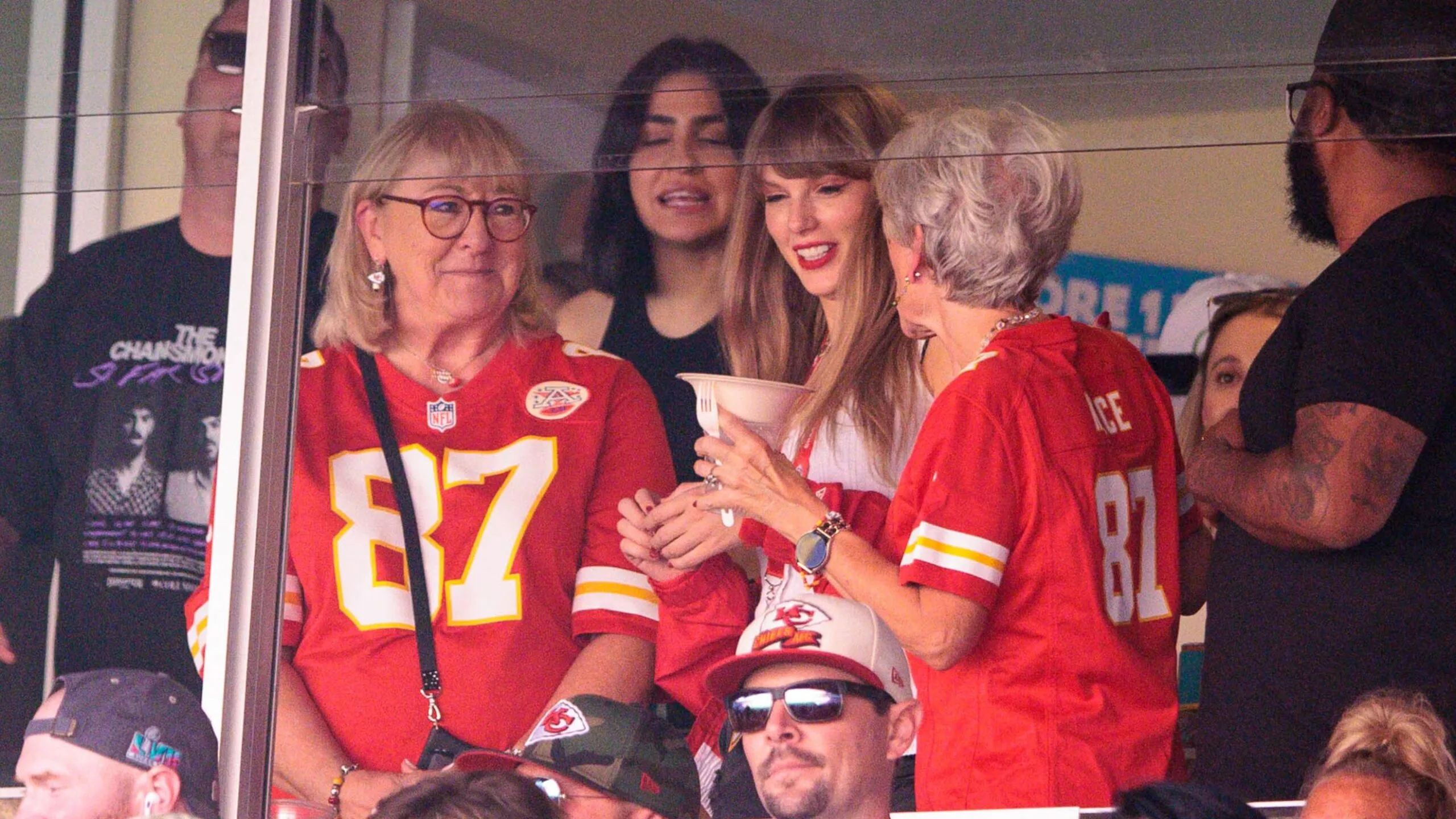 the first time taylor swift went to travis kelce's football game