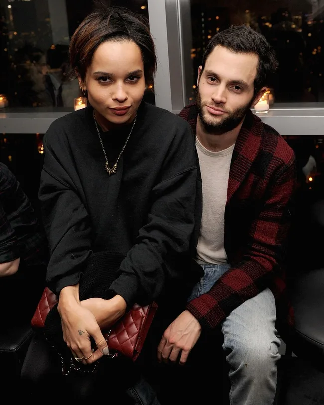 zoe kravitz sits on penn badgely's lap during their relationship
