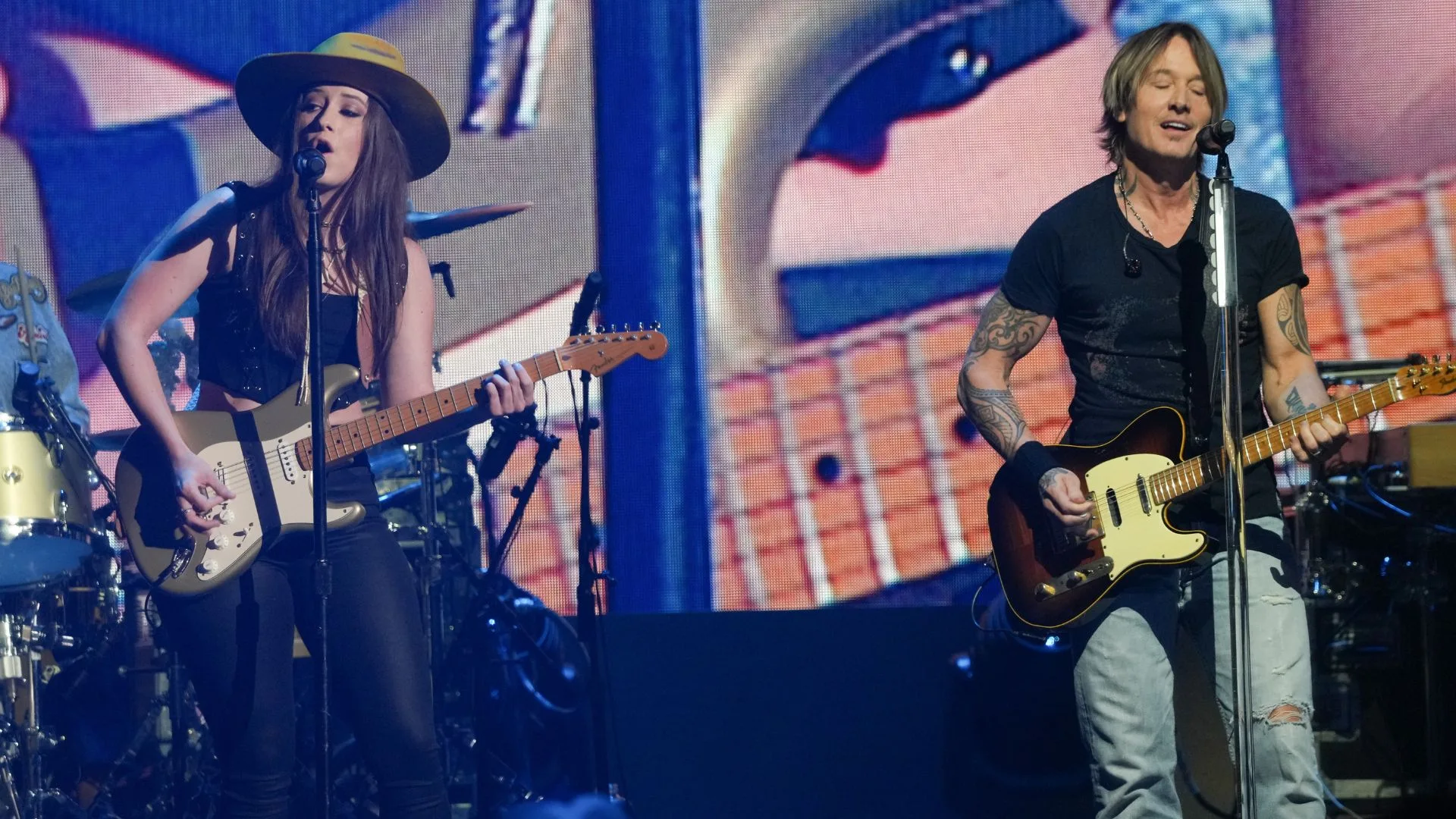 Keith Urban Maggie Baugh on stage 