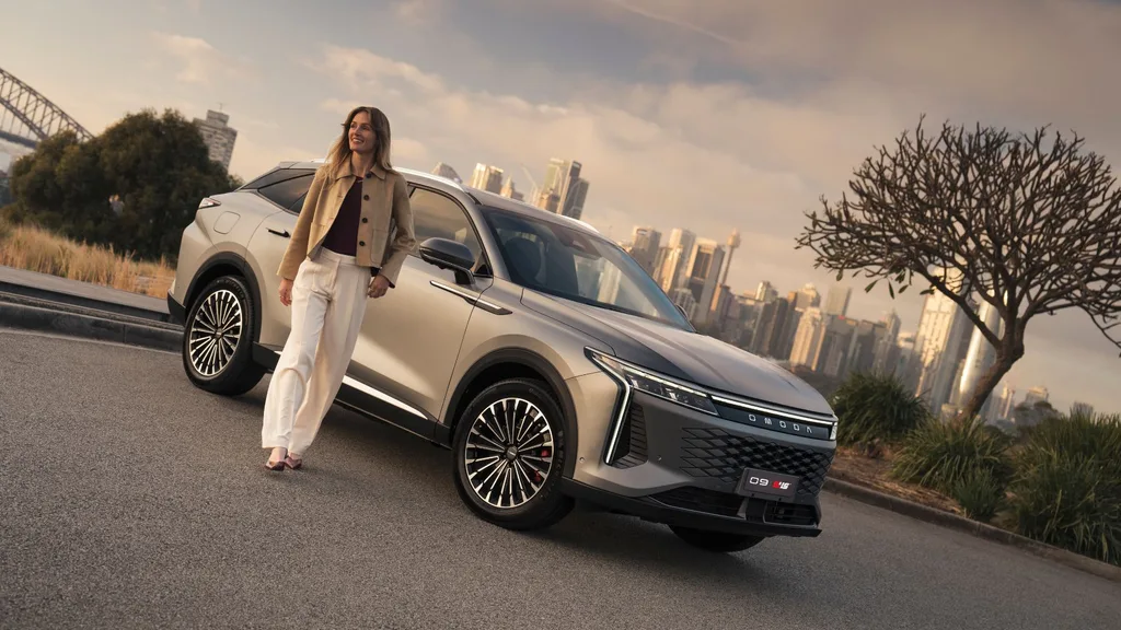 Omoda Super Hybrid 9 car with woman walking