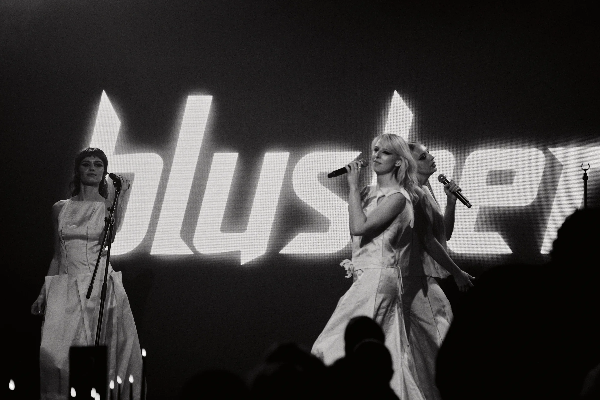 Blusher performing. 