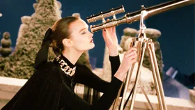 How To Add A Pop Of Colour To Your Holiday Makeup, According To Chanel