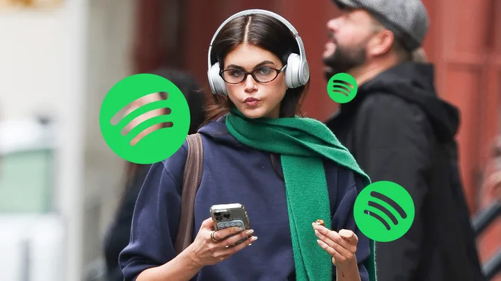 Kaia gerber walking in Ney York with headphones on