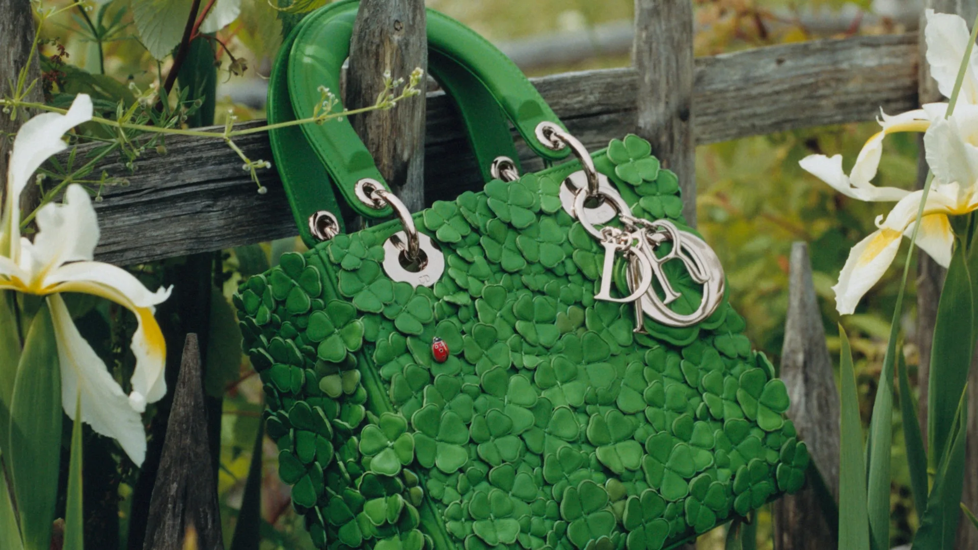 s*様 Dior Homme ボディバッグ オリーブグリーン Inside Dior's Whimsical Spring–Summer 2026 Bags | marie claire